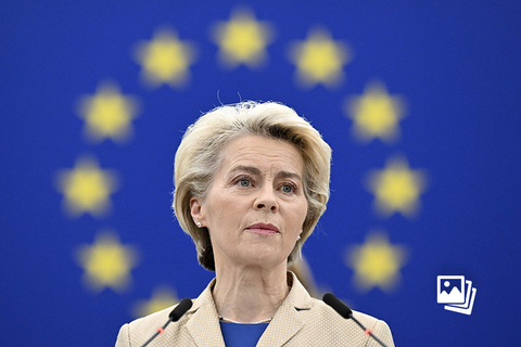 当地时间2023年2月15日，法国东部斯特拉斯堡，欧盟委员会主席冯德莱恩在欧洲议会发表演说。2019年，时任德国国防部长乌尔苏拉‧冯德莱恩在左中右各派就各自人选争执不下之际，以“黑马”身份杀出重围，获得欧洲理事会的最终提名，以60年来首位女性领导人的身份，出任执掌欧盟主要行政权力的欧盟委员会主席。图：Frederick Florin/视觉中国
