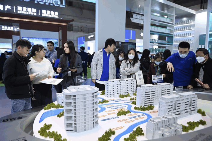Chongqing citizens learned about housing information at the housing fair on March 23. Photo: VCG