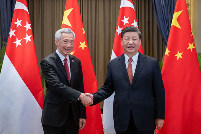 Singapore Prime Minister Lee Hsien Loong met President Xi Jinping in Bangkok ahead of the Apec Economic Leaders’ Meeting on Nov. 17. Photo: Xinhua