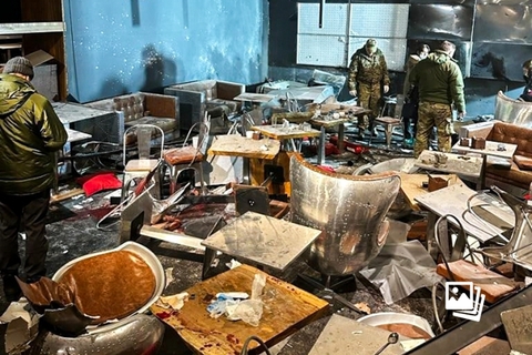 当地时间2023年4月2日，俄罗斯圣彼得堡，一咖啡馆发生爆炸，调查人员在现场勘查。当地时间4月2日，俄罗斯内政部证实，圣彼得堡一家咖啡馆发生爆炸，俄罗斯知名军事博主弗拉德伦•塔塔尔斯基（Vladlen Tatarsky）在这次爆炸中丧生。据英国广播公司（BBC）报道，此次爆炸发生在一家名为Street Food Bar No.1的咖啡馆，除了造成塔塔尔斯基死亡外，还造成至少30人受伤，其中6人为重伤。图：视觉中国