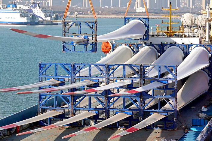 A crane loads wind turbine blades onto a cargo ship on March 2 in Yantai, East China’s Shandong province. Photo: VCG