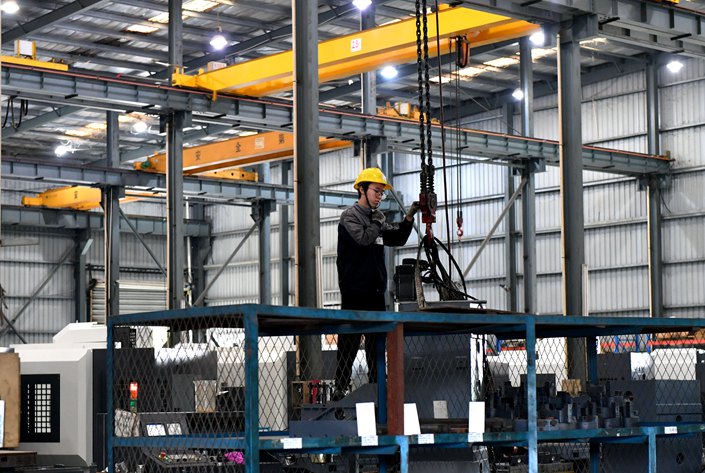 A worker tends to equipment in a machinery manufacturing enterprise in Zhangzhou, Fujian on March 29. Photo: VCG