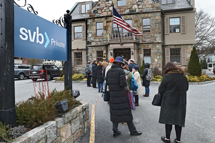 Customers line up outside Silicon Valley Bank on March 13 to withdraw cash from their accounts. Photo: VCG