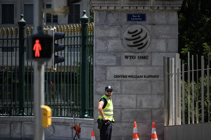 A security guard stands outside the headquarters of the World Trade Organization in Geneva, Switzerland, on June 11. Photo: VCG
