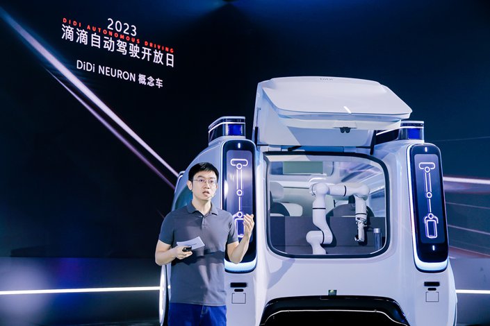 Didi Autonomous Driving COO Meng Xing gives an on-site introduction of the DiDi Neuron. Photo: Didi Global
