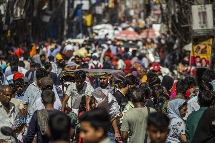 People walk through the Sadar Bazaar in New Delhi, India, on April 18. Photo: Bloomberg