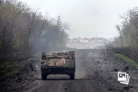 当地时间2023年4月22日，顿涅茨克地区巴克穆特，一名乌克兰士兵坐在BMP步兵战车上。俄罗斯国防部22日发布战报称，俄军经过激战控制了巴赫穆特市西部的三个街区。俄军在库皮扬斯克、红利曼、顿涅茨克等多个方向打击乌军人员和装备。俄防空部队击落乌军5架无人机，拦截了10枚火箭弹。乌克兰武装部队总参谋部22日称，乌军在红利曼、巴赫穆特等方向击退俄军多次进攻。乌军对俄军人力和装备集中区、防空系统及部分重要军事目标实施打击。图：Anatolii Stepanov/视觉中国