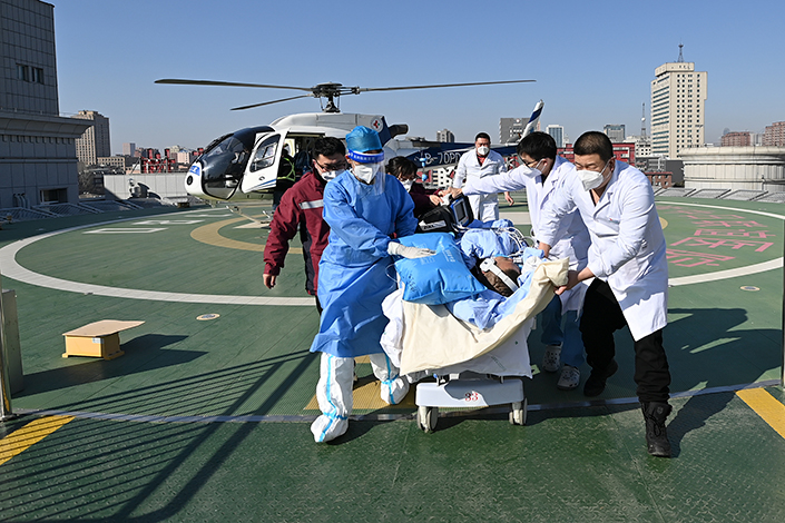 Medical staff at the Sino-Japanese Friendship Hospital of Jilin University transport a patient by helicopter on March 4. Photo: VCG　