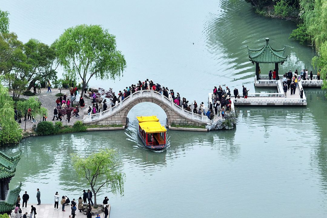 Visitors flock to West Lake in Hangzhou, East China’s Zhejiang province, on Tuesday. Photo: VCG