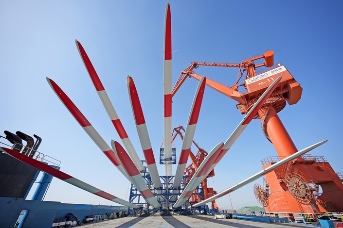 A crane loads wind turbine blades onto a cargo ship on March 2 in Yantai, East China’s Shandong province. Photo: VCG