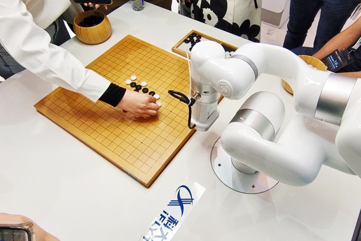 On April 27, at the China Home Appliances and Consumer Electronics Expo in Shanghai, AI robots were playing Go with people. Photo: VCG