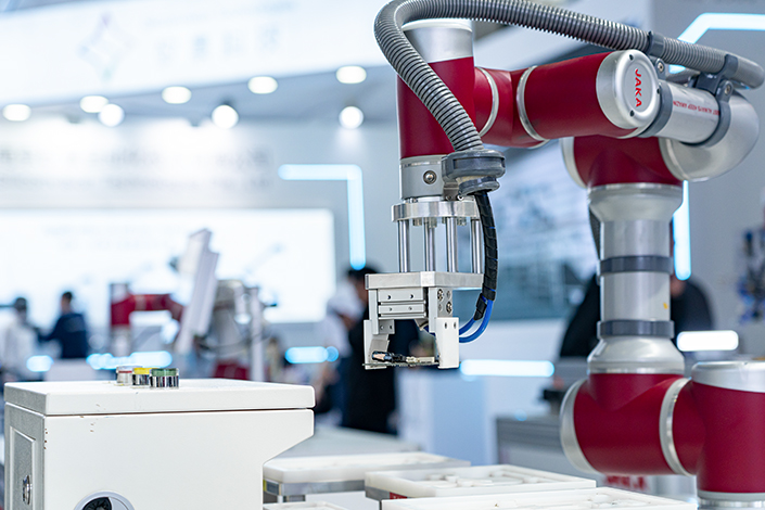 A robotic arm produced by Jaka Robotics sits on display at an industry event in Shanghai on April 14. Photo: VCG
