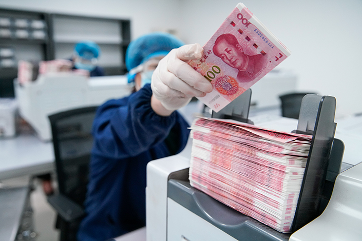 Many banks have cut their deposit rates, giving people less of an incentive to save. Photo: VCG