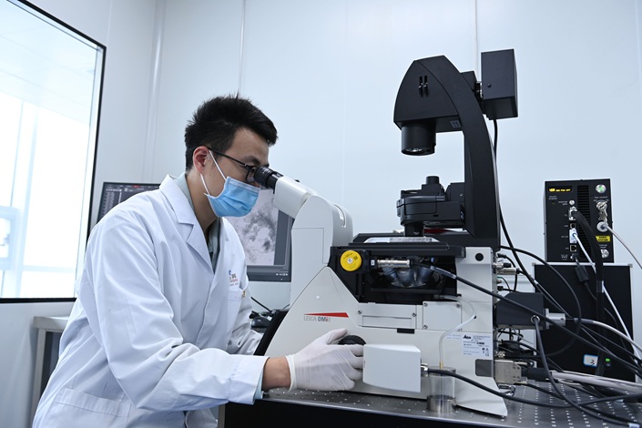A biopharmaceutical researcher observes cell status in Hefei, Anhui province on Nov. 4, 2022. Photo: VCG