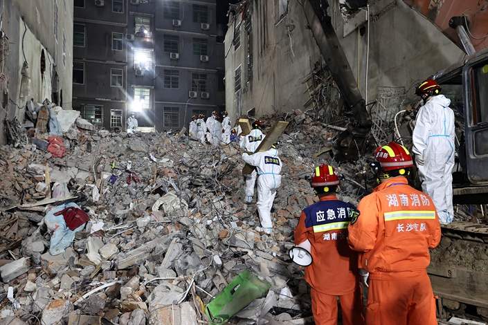 Rescue personnel carry out work at the scene of a self-built house collapse in Changsha on May 4 . Photo: VCG