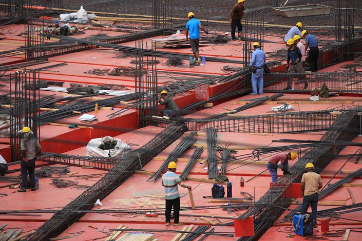 Jiangsu province is allowing laborers who are above the retirement ceiling to continue working on construction sites. Photo: VCG