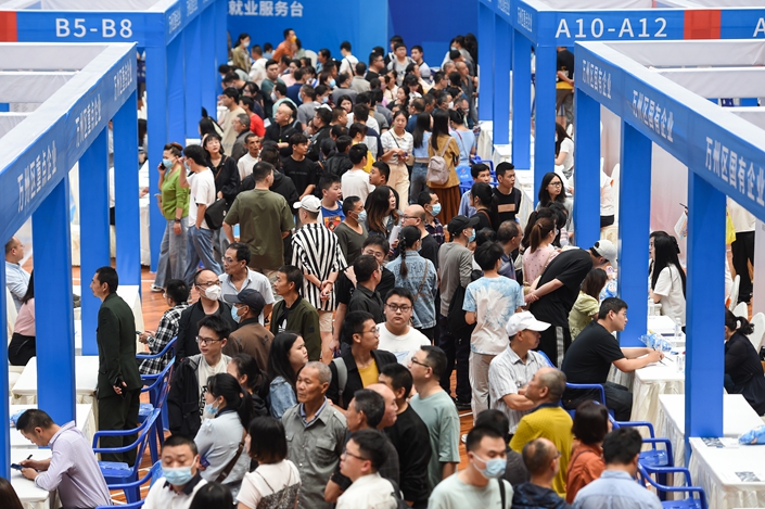 On May 14, Chongqing held a large-scale job fair, attracting numerous job seekers. Photo: VCG