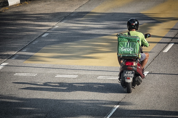 A GrabFood delivery rider on the road in Singapore on May 18, 2022.  Photo: VCG