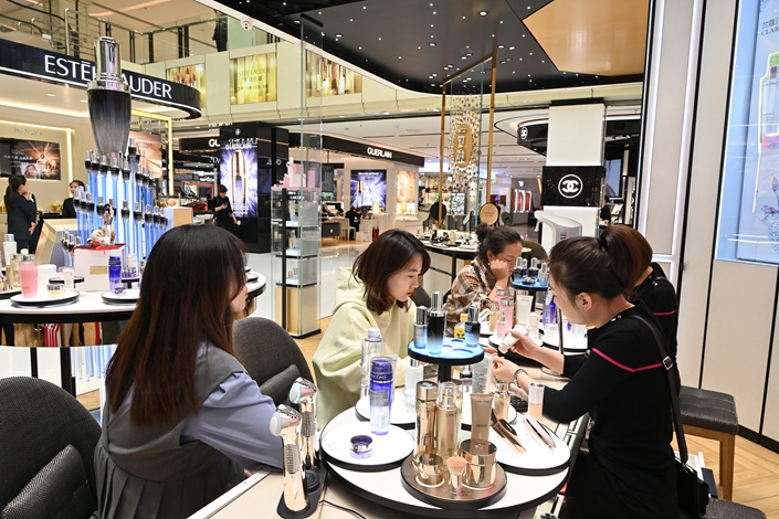 On April 18, people buy cosmetics in a shopping mall in Hohhot, Inner Mongolia. Photo: VCG