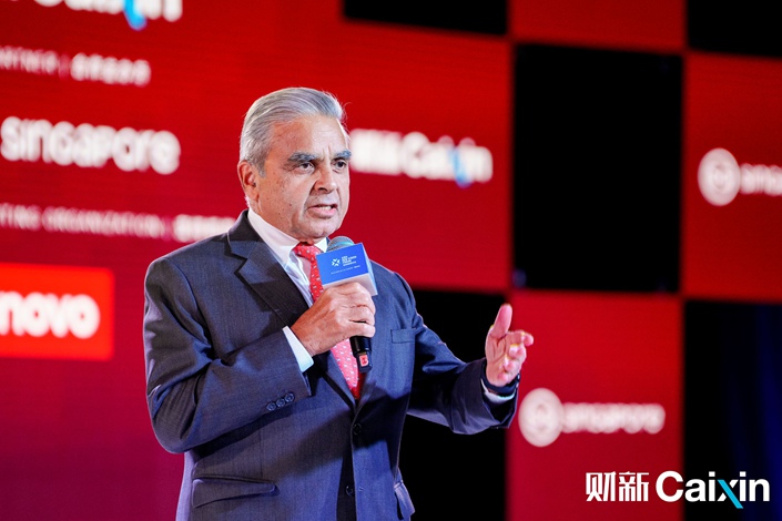 On June 13, Former Singapore U.N. Ambassador Kishore Mahbubani delivered a speech at the closing dinner of Caixin's Aisa New Vision Forum. Photo: Caixin