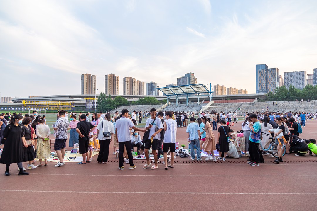 On June 7, on the playground of Zhengzhou University, graduates set up stalls to sell second-hand goods. Photo: VCG