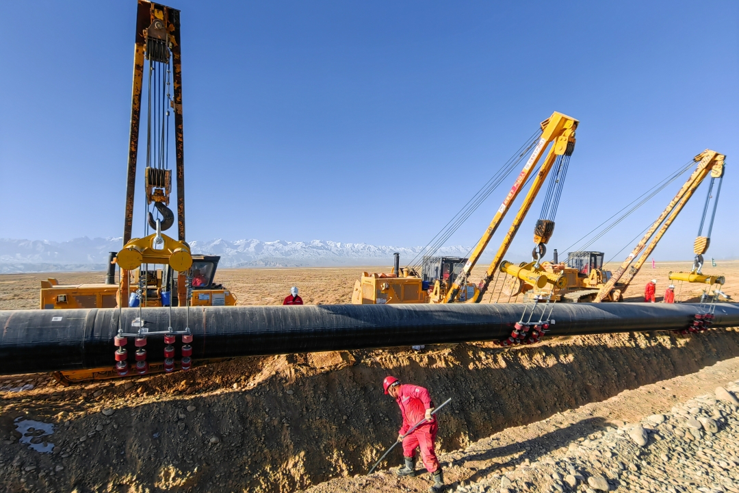 Workers install a natural gas pipeline in Northwest China’s Gansu province in February. Photo: VCG　