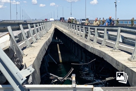 当地时间2023年7月17日，克里米亚地区，克里米亚大桥桥面被破坏。当地时间17日，俄罗斯国家反恐委员会证实，克里米亚大桥当天凌晨遭到无人舰艇的袭击，袭击损坏了大桥路面，并造成2名成人死亡，1名儿童受伤。最新消息称，克里米亚大桥铁路交通已经恢复。这是自俄乌冲突爆发以来，克里米亚大桥第二次遭到袭击。图：视觉中国