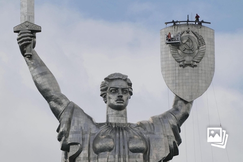 当地时间2023年7月29日，乌克兰基辅，俄乌冲突持续，拆除“祖国母亲”雕像上苏联国徽的工程正在进行。据乌克兰媒体7月30日报道，拆除基辅祖国纪念碑上苏联国徽的工程已经开始，将在8月24日乌克兰独立日之前完工。7月14日，乌基础设施部部长库布拉科夫在社交媒体上称，乌国家建筑和城市规划监察局已批准基辅市政府用乌克兰国徽上的三叉戟取代基辅“祖国母亲”雕像上的苏联国徽。报道称，祖国纪念碑又名“祖国母亲”，建于1981年，当时乌克兰仍是苏联一部分。纪念碑雕像为一名手持宝剑和印有苏联国徽的盾牌的女性。图：IC photo