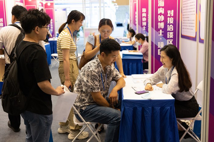 Overseas students speak with a recruiter at a job fair on June 28 in Nanjing, East China’s Jiangsu province. Photo: VCG