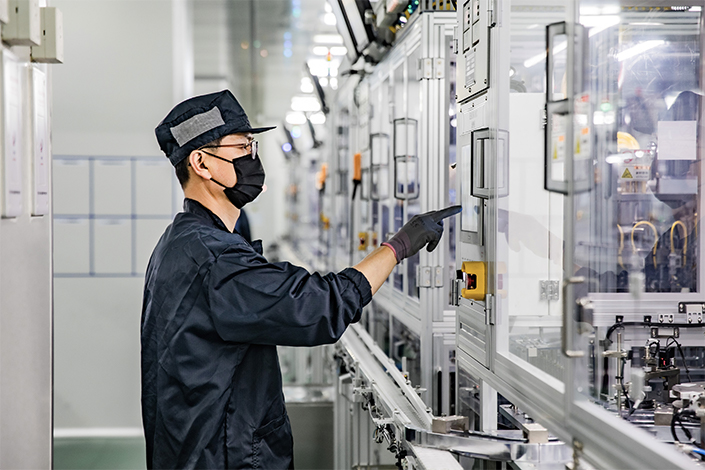 A technician works on a production line at a lithium battery factory in Huai’an, East China’s Jiangsu province, on May 25. Photo: VCG