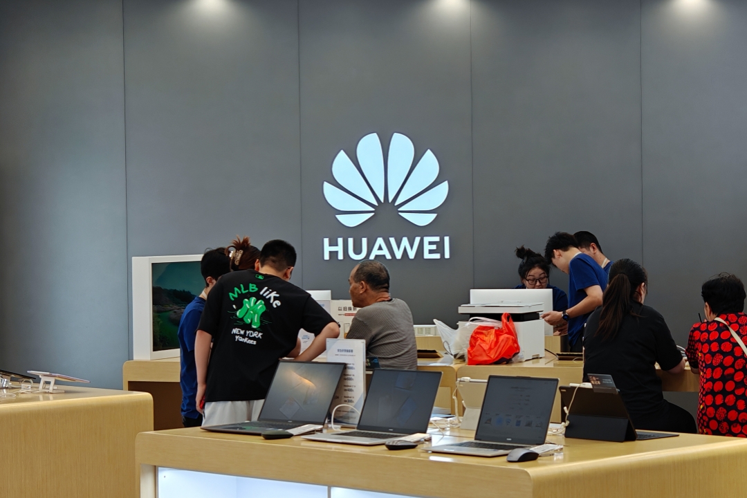 Consumers try out devices at a Huawei store in Shanghai’s Jing’an district on Aug. 7. Photo: VCG