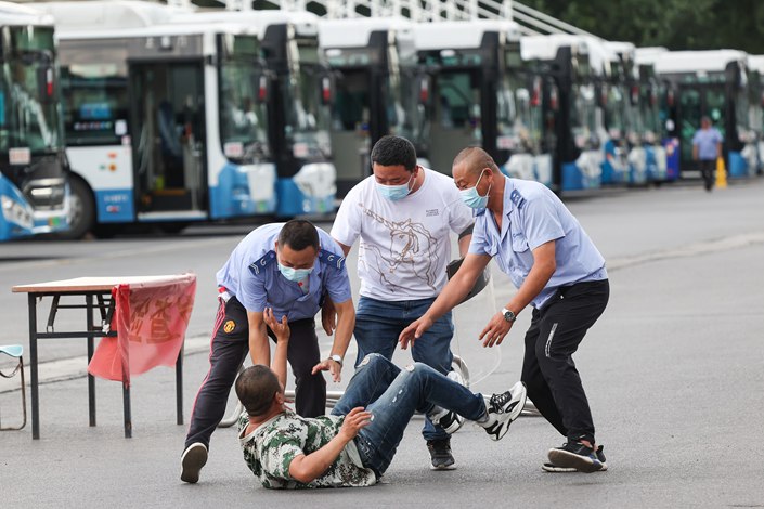 On June 28, 2022 in Taiyuan, the staff of a bus parking lot were conducting an emergency drill for provoking and causing trouble. Photo: VCG
