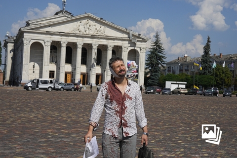 当地时间2023年8月19日，乌克兰切尔尼戈夫市中心一处剧院遭俄罗斯导弹袭击，一名受伤的男子走在剧院前的广场上。乌克兰总统泽连斯基在例行视频讲话中表示，切尔尼戈夫市中心遭袭事件中共有7人死亡，137人受伤。目前，俄方对此暂无回应。同日，乌克兰国防部长列兹尼科夫表示他已准备好辞职。此前，乌克兰媒体报道称，乌克兰总统泽连斯基正在寻找乌克兰国防部长的替代人选。图：视觉中国