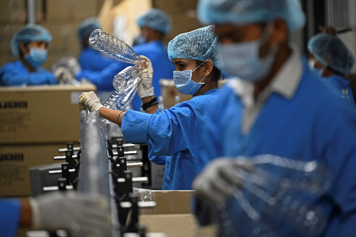A beverage bottling assembly line at Hamdard Laboratories factory in Manesar, India on May 21, 2022. Photo: VCG