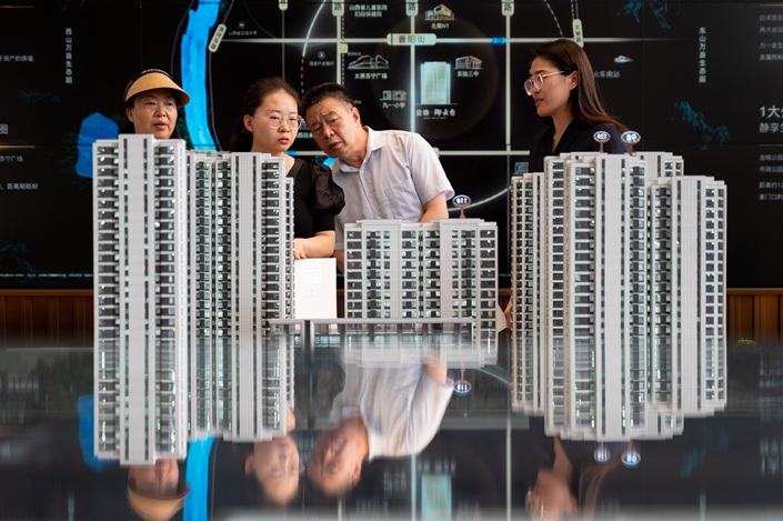 Prospective homebuyers learn about a real estate project at a developer’s sale office on June 21 in Taiyuan, Shanxi province. Photo: VCG