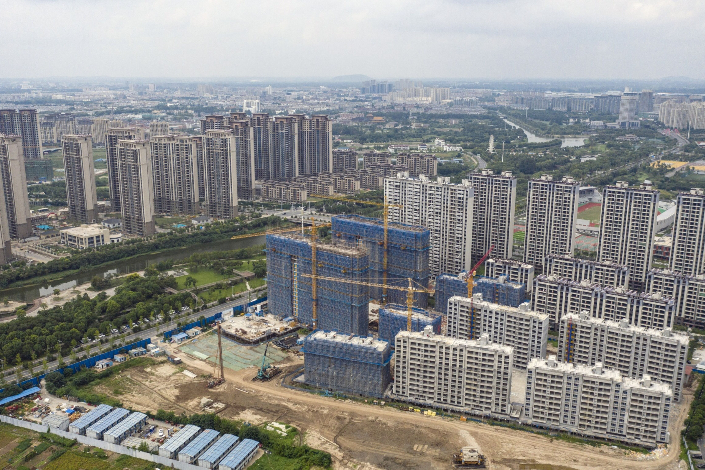 Construction crews work on Country Garden’s Wangjiang Mansion residential project on Sept. 7 in Yangzhou, East China’s Jiangsu province. Photo: Bloomberg