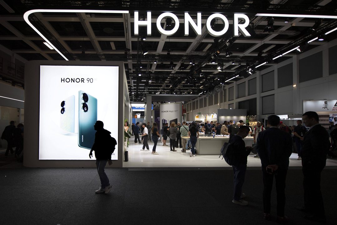 Attendees check out Chinese smartphone-maker Honor’s booth at the International Consumer Electronics Exhibition in Berlin on Sept. 9. Photo: VCG