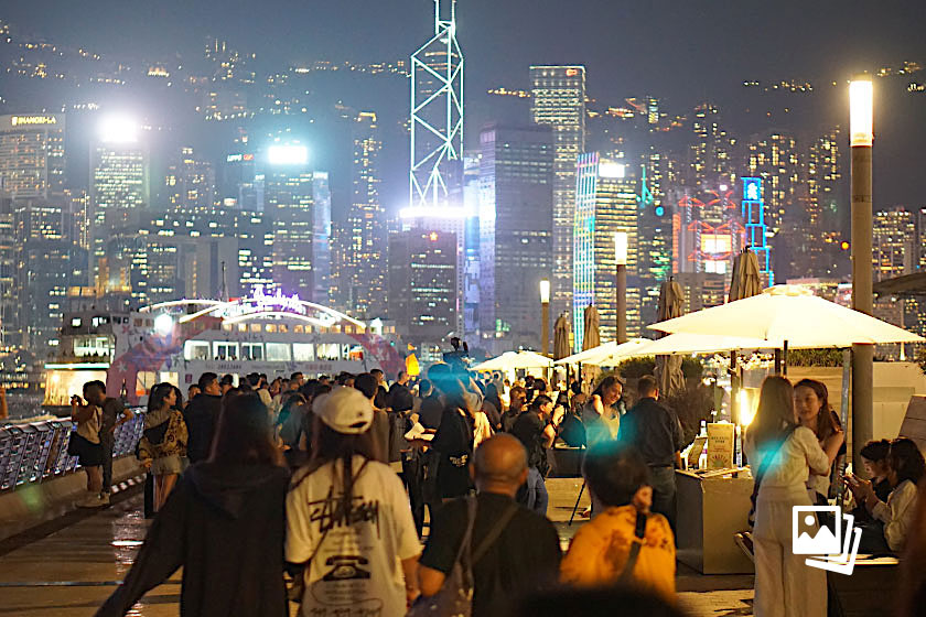 视线｜香港首个尖沙咀海滨夜市开幕 人流如织啤酒热卖