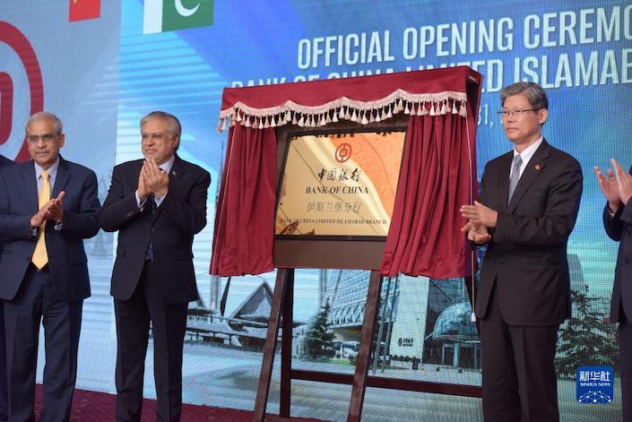 Pakistan’s Finance Minister Ishaq Dar (center) and PBOC Deputy Governor Xuan Changneng (right) attend the opening ceremony of the Bank of China’s Islamabad branch on July 31, 2023. Photo: Xinhua News Agency