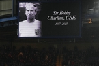 英国足球名宿、曼联传奇球星博比·查尔顿去世，86岁｜讣闻