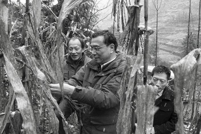 Li Keqiang surveys a crop plantation in Qingbao village in Hubei province on Dec. 29, 2012. Photo: Xinhua