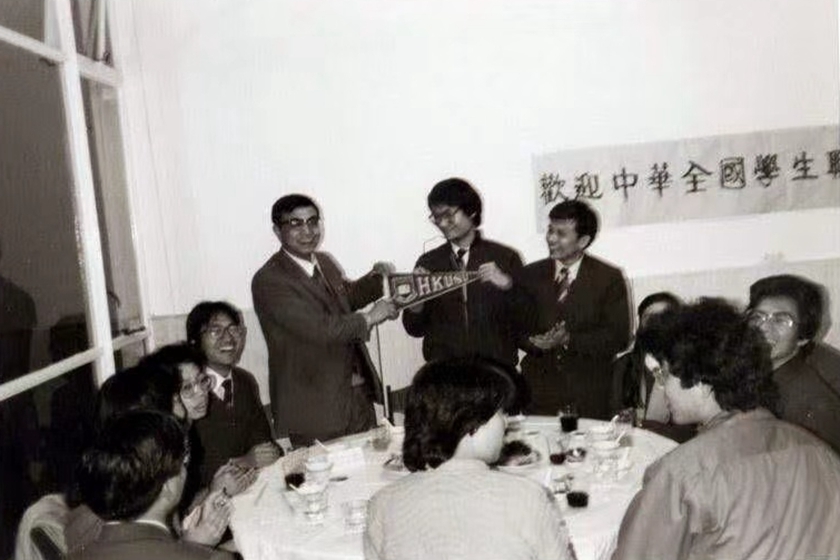 Li Keqiang pays a visit to Hong Kong University in January 1984, where he exchanged a pennant with members of the school’s student union. Photo: Feng Weiguang