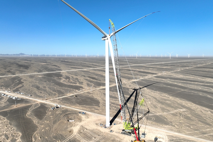 Workers erect a wind turbine on Oct. 23 in Dunhuang, Northwest China’s Gansu province. Photo: VCG