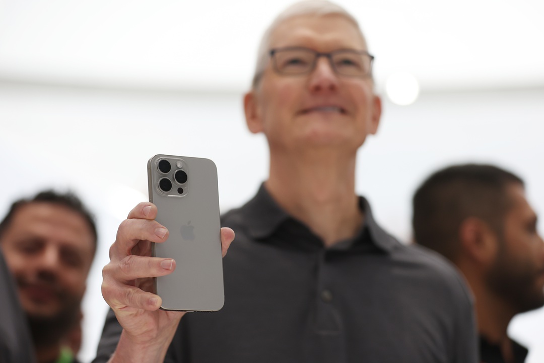 On Sept. 12 in California, Apple CEO Tim Cook showcased the new iPhone 15 Pro. Photo: VCG