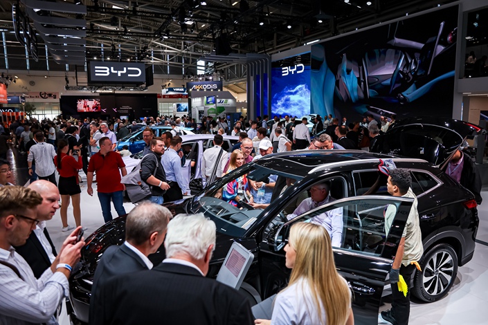 Visitors look at electric cars from Chinese brand BYD at the IAA Mobility 2023 international motor show on Sept. 6 in Munich, Germany. Photo: VCG