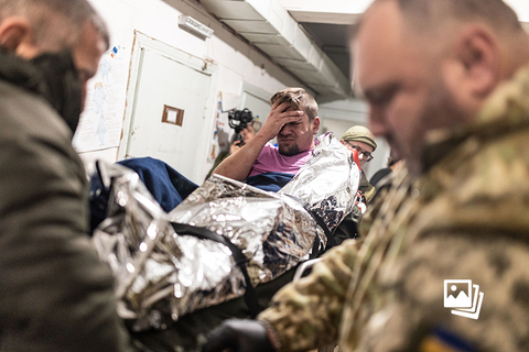 当地时间2023年11月9日，顿涅茨克地区，乌克兰军队医务人员在Siversk-Bakhmut的一个稳定点治疗一名受伤的乌克兰士兵。11月14日，北约秘书长斯托尔滕贝格当天承认乌克兰冲突“局势艰难”。斯托尔滕贝格在布鲁塞尔与欧盟成员国国防部长举行联席会议前表示，战场局势很艰难，因此现在更重要的是使援助更具可持续性并进一步加强。图：视觉中国