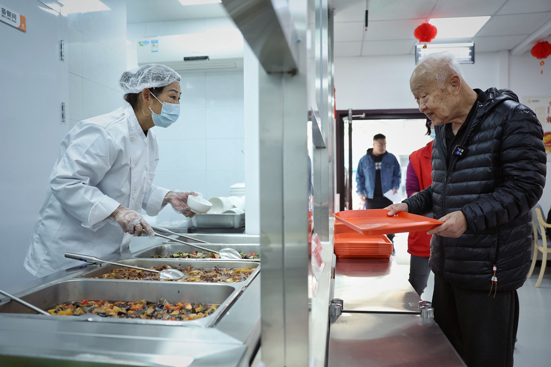 On Oct. 23, an elderly person purchased lunch at a cafeteria in Beijing. Photo: VCG