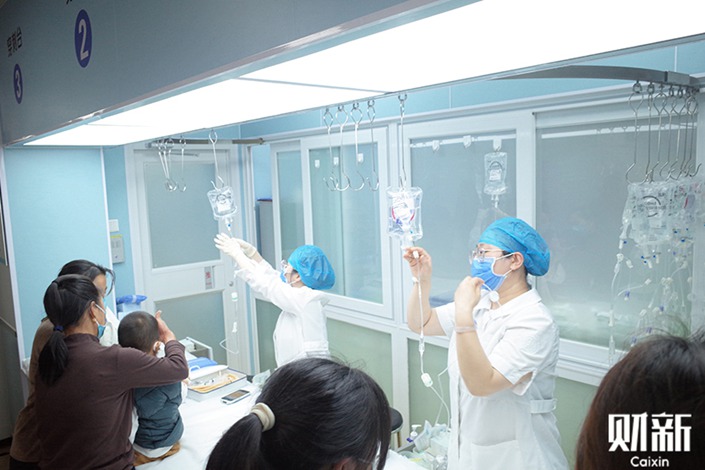 Doctors at the Beijing Capital Institute of Pediatrics inject children with medicine on Nov. 4. Photo: Li Congxun/Caixin