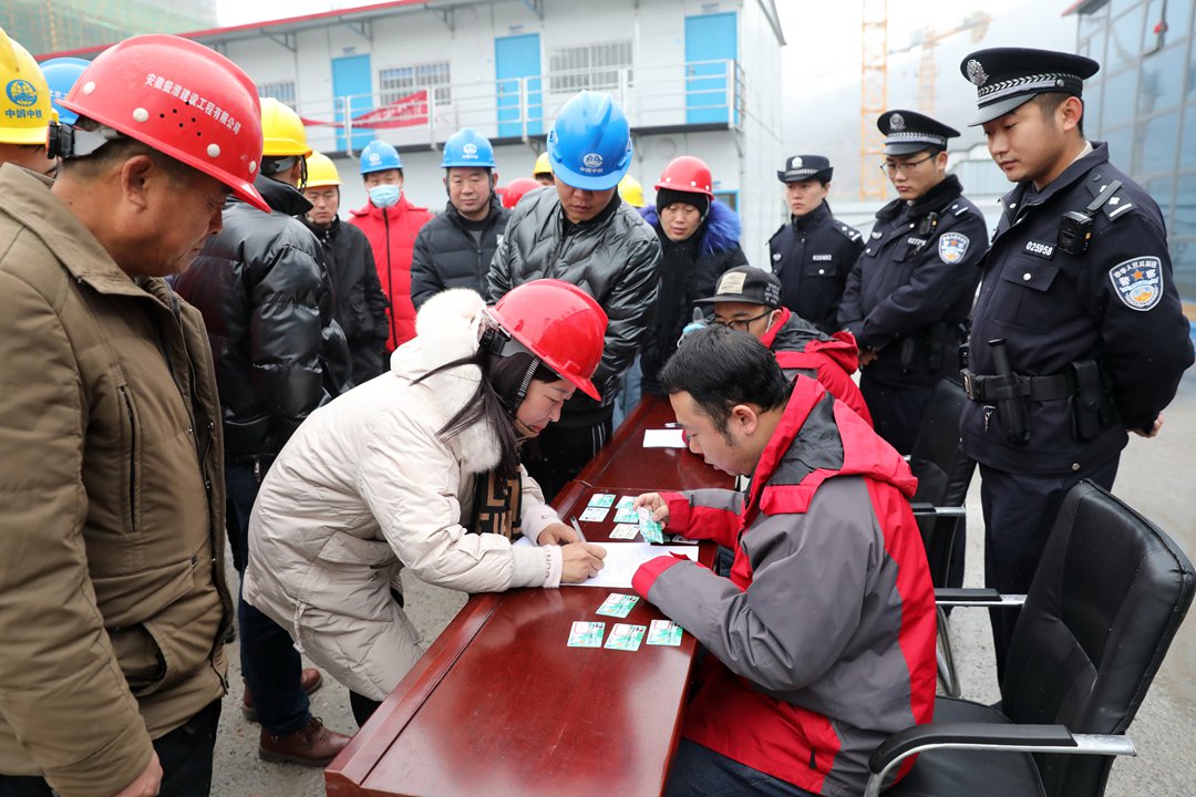 Migrant workers wait to get paid in January 2022 at a construction site in Huaibei, East China’s Anhui province. Photo: VCG