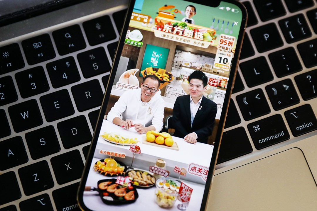 East Buy’s star influencer Dong Yuhui teams up with company CEO Yu Minhong for a live broadcast on Monday. Photo: VCG